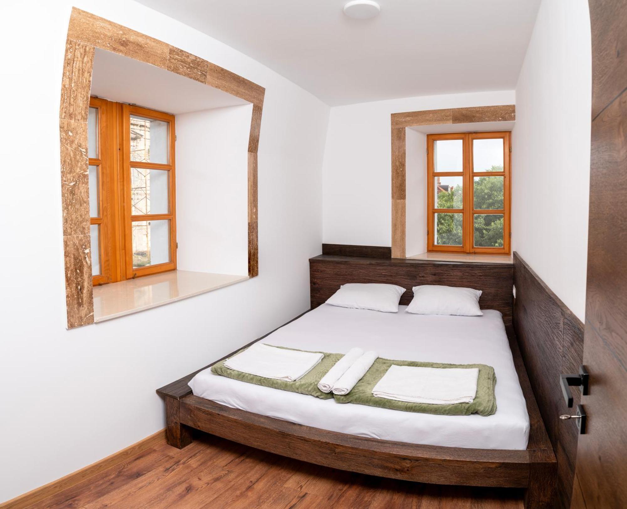 מוסטר Sunrise Apartments - With Old Bridge View מראה חיצוני תמונה